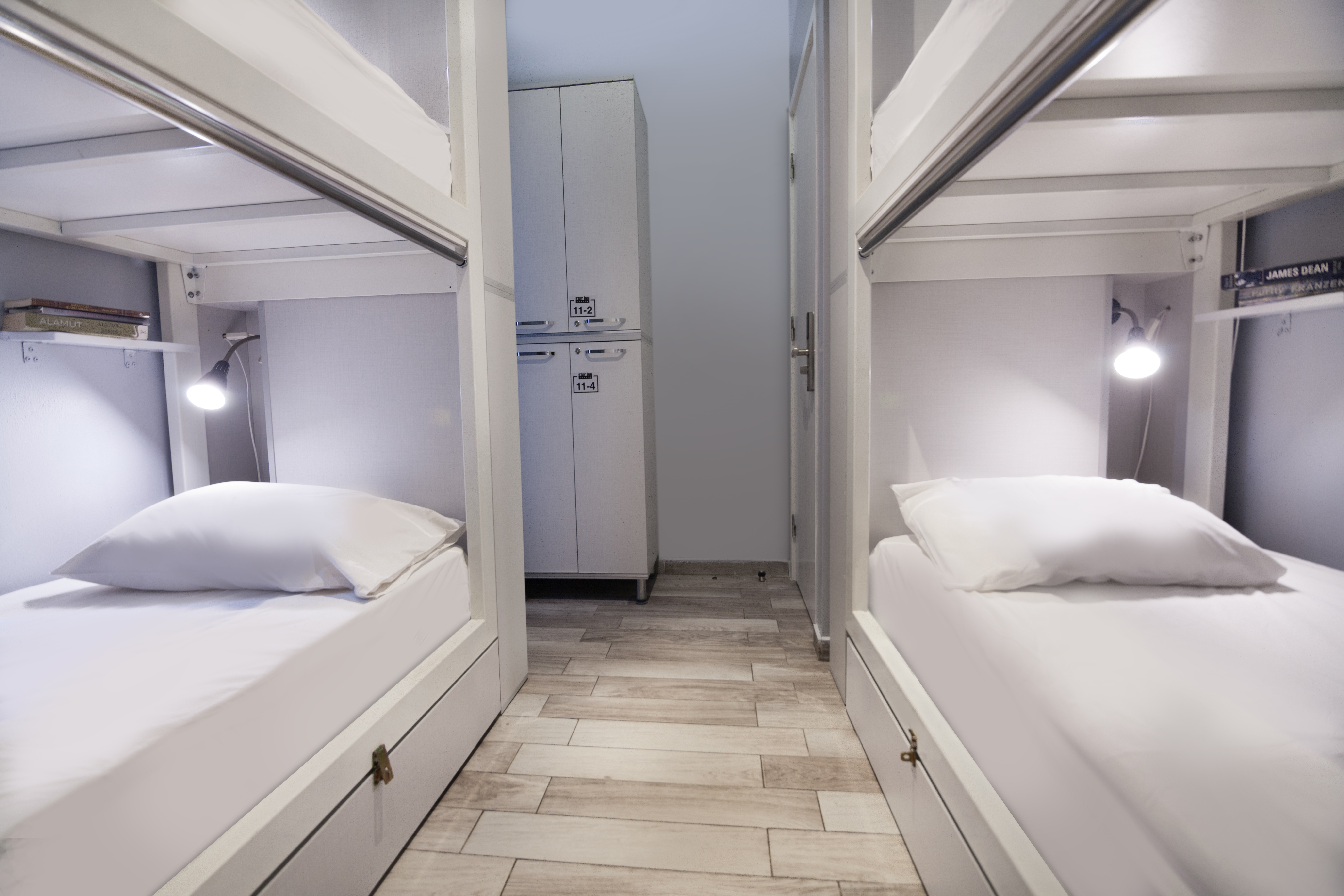 Lockers, reading lights, curtains in the mixed dormitory room