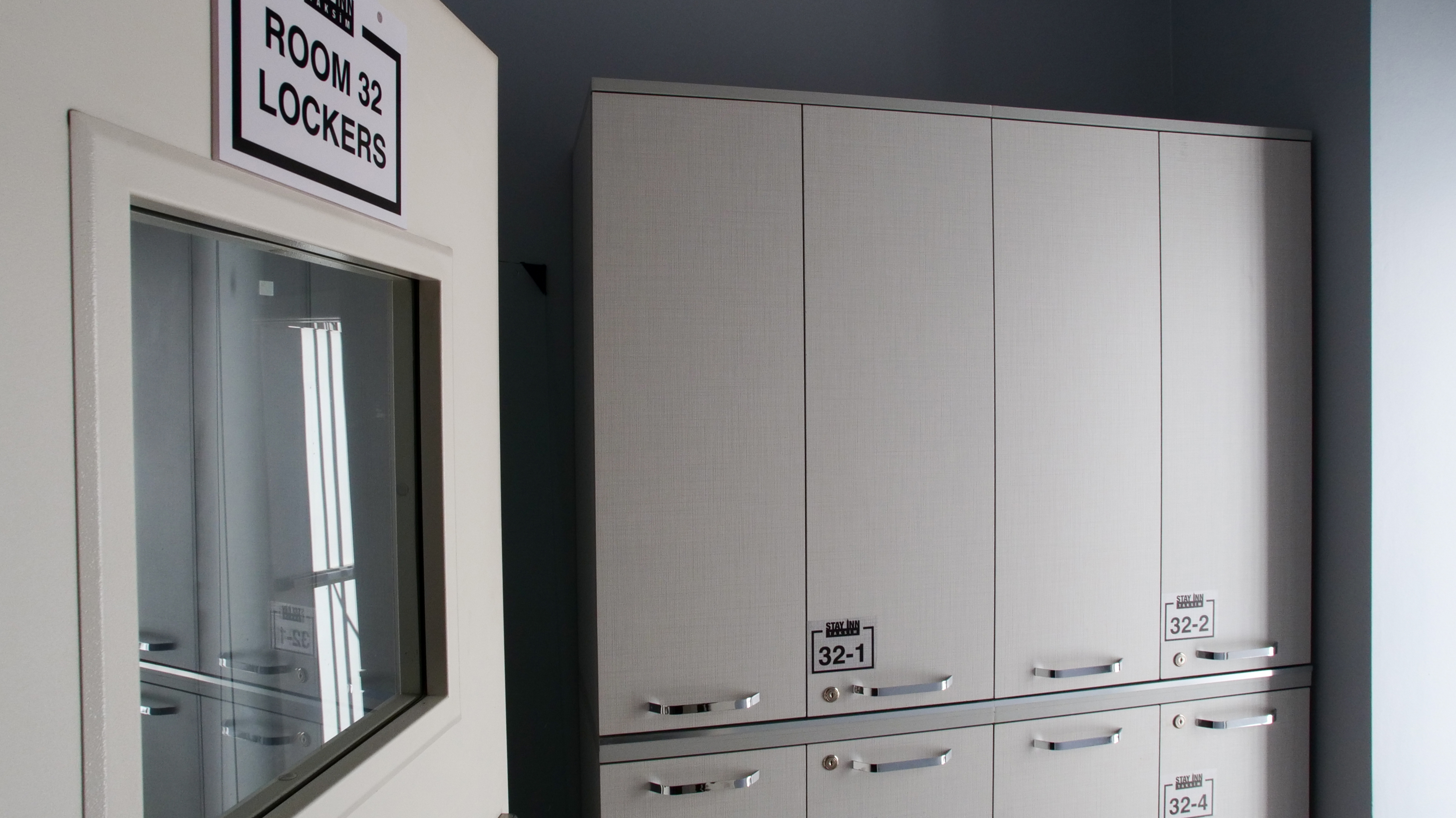 Free lockers are provided to all guests in the rooms or in the locker rooms.