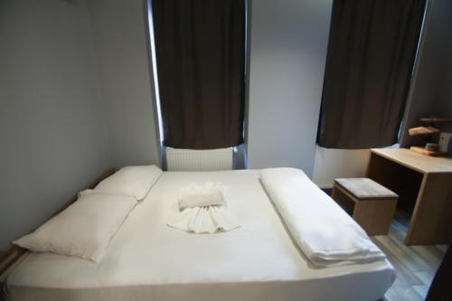 Double room with private bathroom offers a double bed.